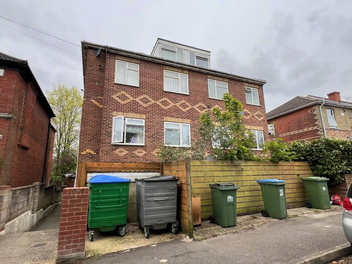 2 Bedroom Flat To Rent In Westridge Rd, SO17