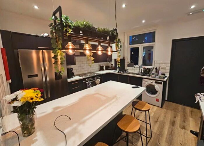 6 Bedroom Terraced House To Rent In Ashville Grove, Leeds, West Yorkshire, LS6