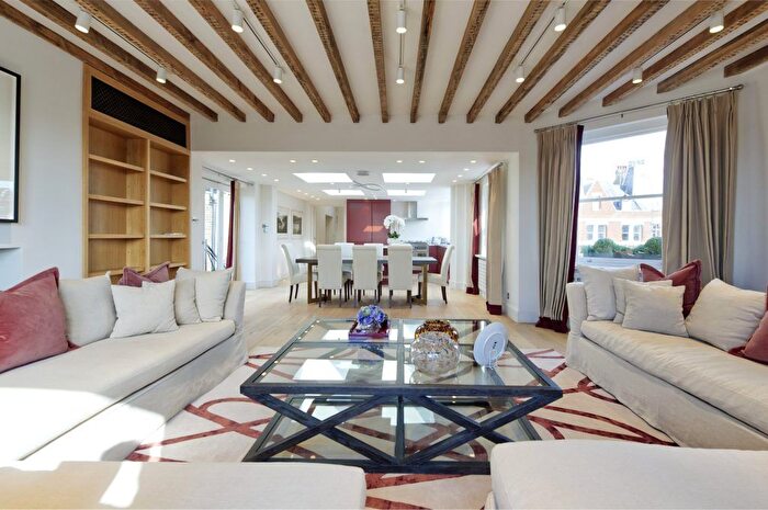 4 Bedroom Flat To Rent In Cadogan Square, Knightsbridge, SW1X