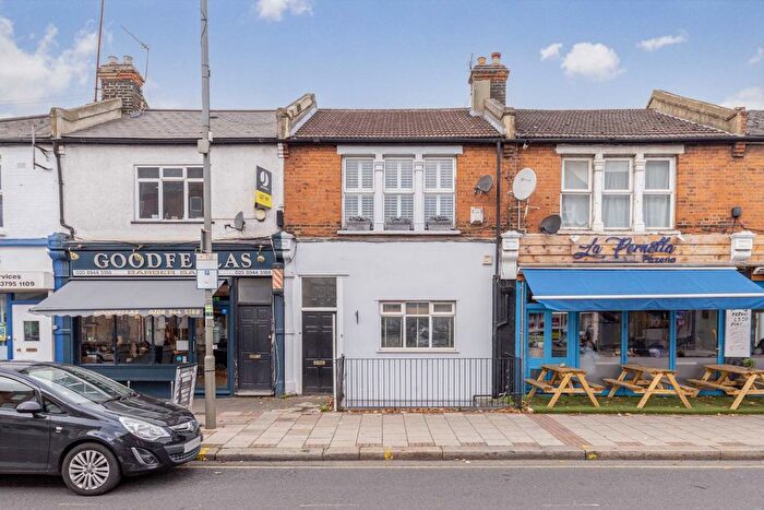 2 Bedroom Flat For Sale In Garratt Lane, London, SW18