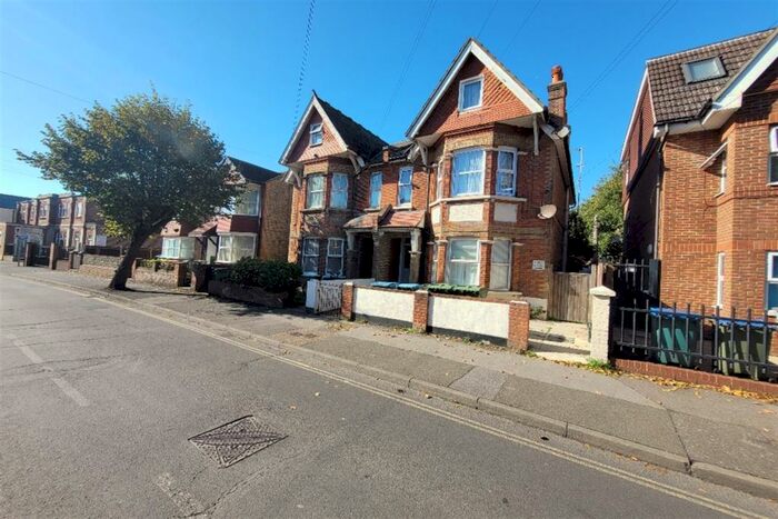 Flat To Rent In Canada Grove, Bognor Regis, PO21