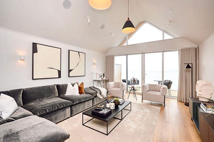 4 Bedroom End Of Terrace House To Rent In Pentire Avenue, Newquay, TR7