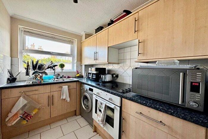 1 Bedroom Flat To Rent In Victoria Road, Worthing, BN11