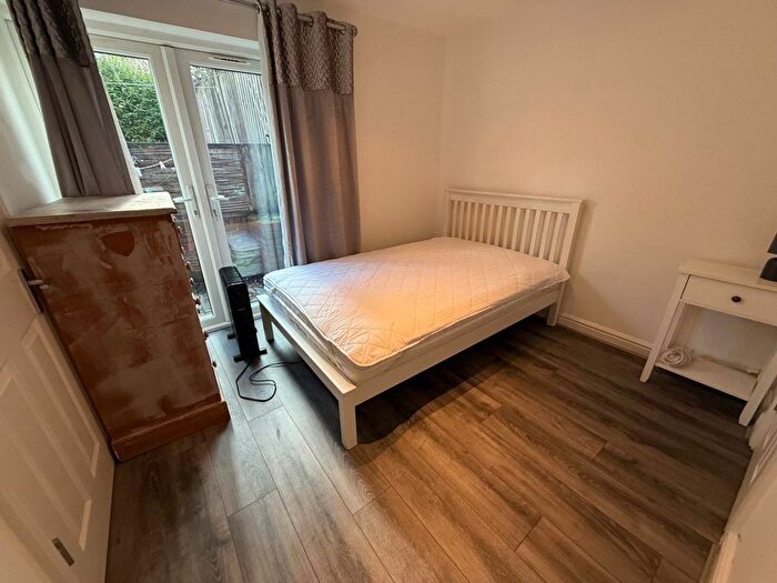 1 Bedroom Studio To Rent In Lonsdale Drive, Oakwood, EN2