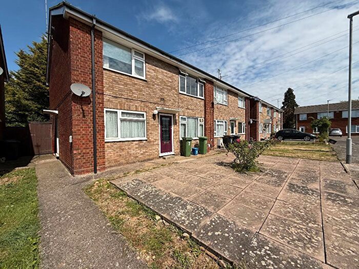 2 Bedroom Maisonette For Sale In Canterbury Close, Luton, Bedfordshire, LU3