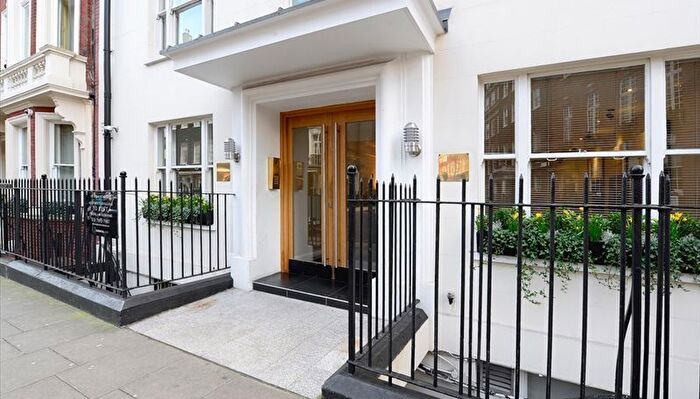 1 Bedroom Flat To Rent In Hill Street, London, W1J
