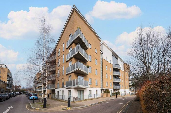 2 Bedroom Flat To Rent In Clock View Crescent, Islington, London, N7