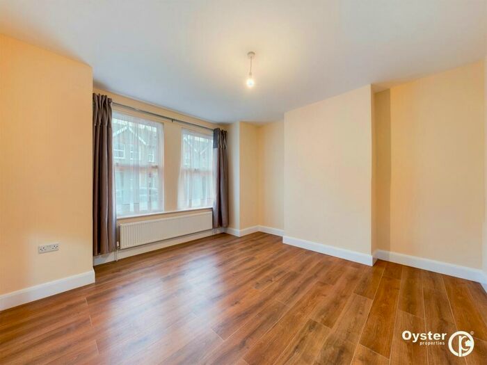 2 Bedroom Flat To Rent In Rosslyn Crescent, Harrow, HA1