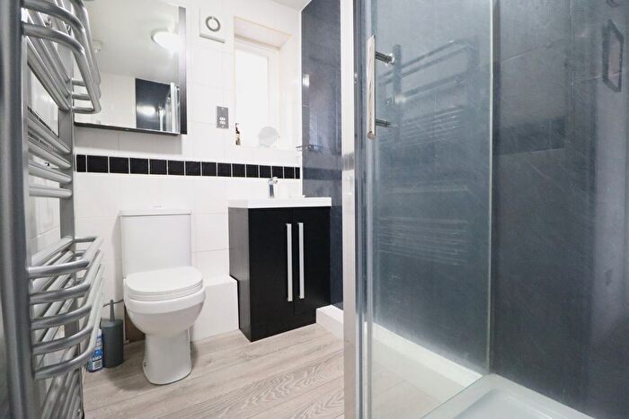 1 Bedroom Flat For Sale In Marina Avenue, Rayleigh, SS6