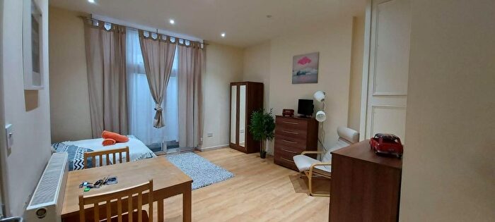 Studio To Rent In Brondesbury Park, London, NW6