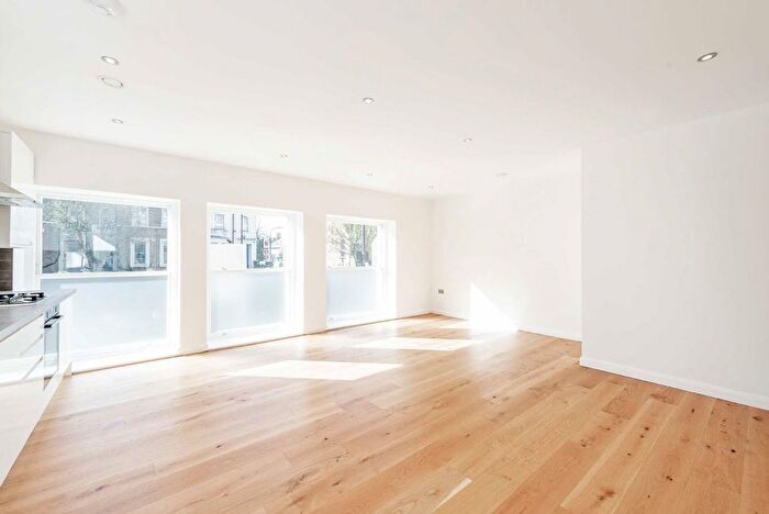 3 Bedroom Flat To Rent In Goldhawk Road, Shepherds Bush, W12