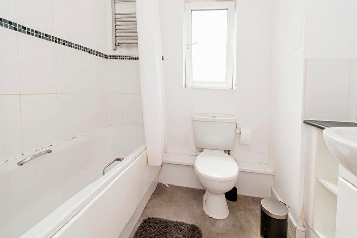 1 Bedroom Flat For Sale In Lower Canal Walk, Southampton, SO14