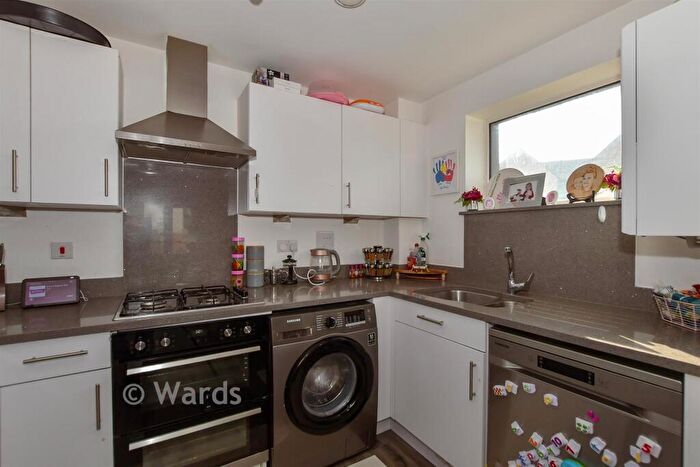2 Bedroom Flat For Sale In Heath Wood Drive, Maidstone, Kent, ME14