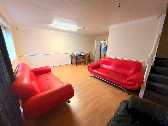3 Bedroom Property To Rent In Hannards Way, Ilford, IG6