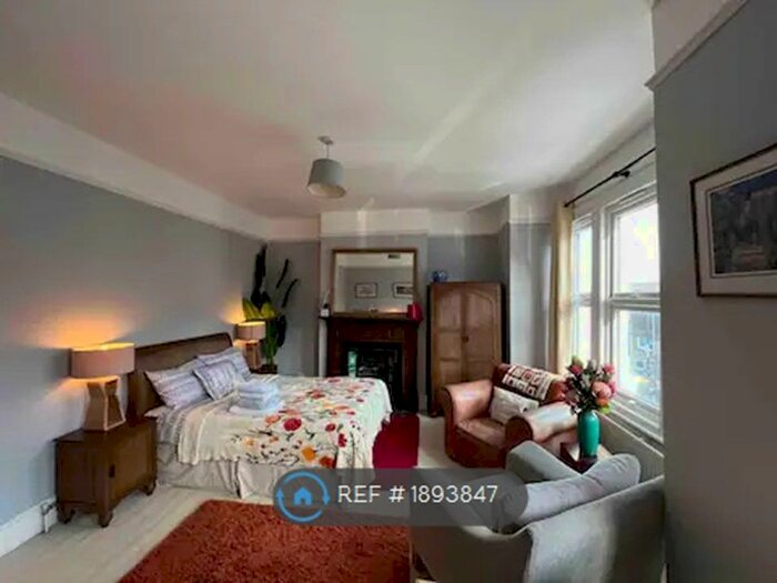 2 Bedroom Flat To Rent In Hazelbourne Road, London, SW12