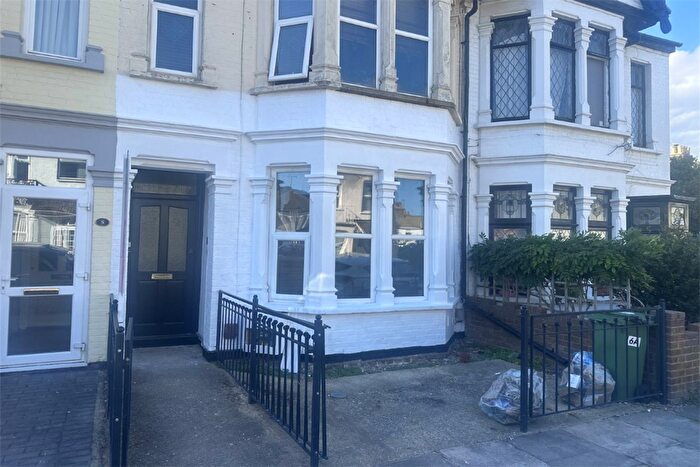 2 Bedroom Flat To Rent In Richmond Avenue, Westcliff On Sea, SS0
