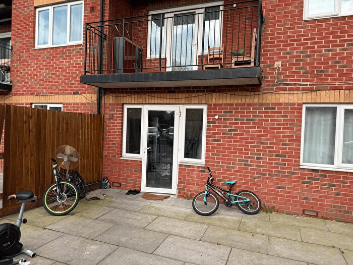 1 Bedroom Flat For Sale In St. Giles Close, Hounslow, TW5