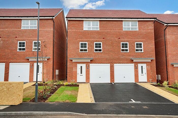 3 Bedroom Semi-detached House To Rent In Hillcrest Road, Nuneaton, Warwickshire, CV10