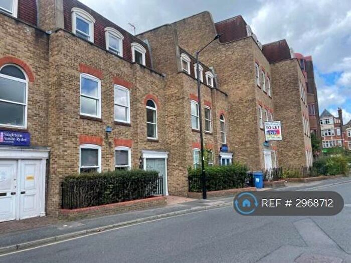 2 Bedroom Flat To Rent In Gladbeck Way, Enfield, EN2
