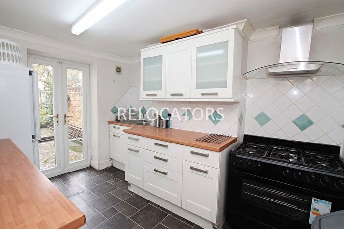 4 Bedroom Terraced House To Rent In Clemence Street, Mile End, E3