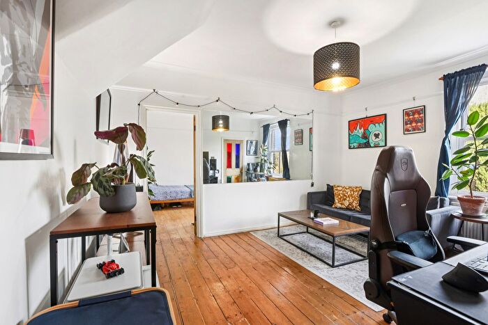 1 Bedroom Flat For Sale In Gunnersbury Avenue, Ealing, London, W5