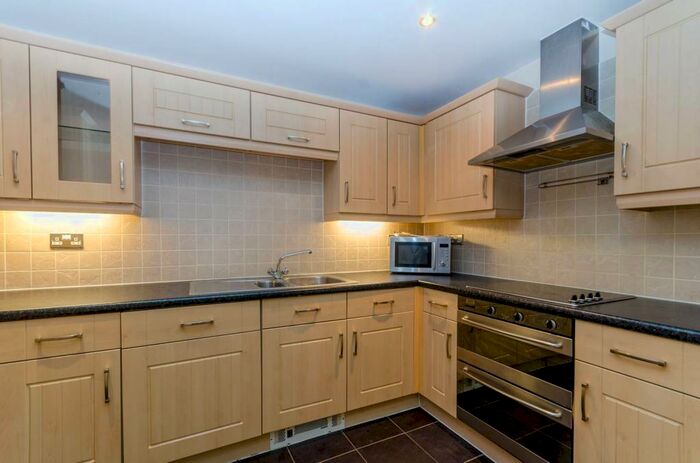 2 Bedroom Flat To Rent In Glebelands Close, Finchley, London, N12