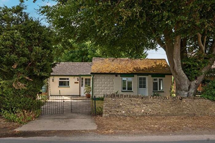 2 Bedroom Bungalow To Rent In Heyford Road, Bicester, OX25