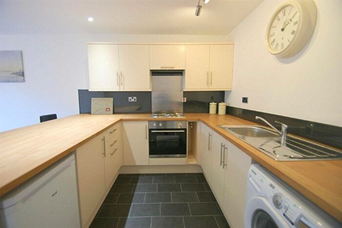2 Bedroom Flat To Rent In Grange Park Mews, Oakwood, Leeds, LS8