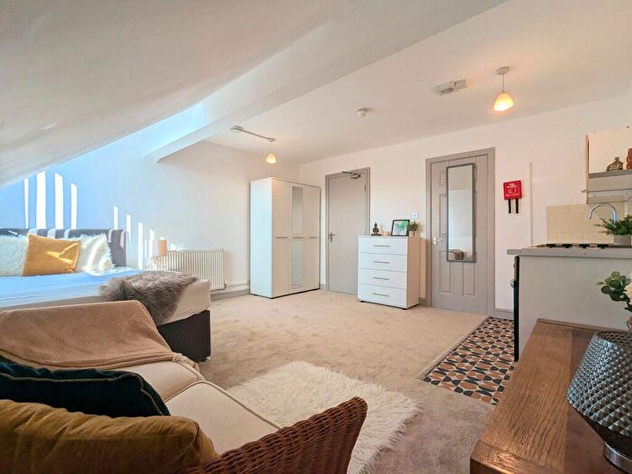 6 Bedroom House To Rent In Great Clowes Street, Salford, M7