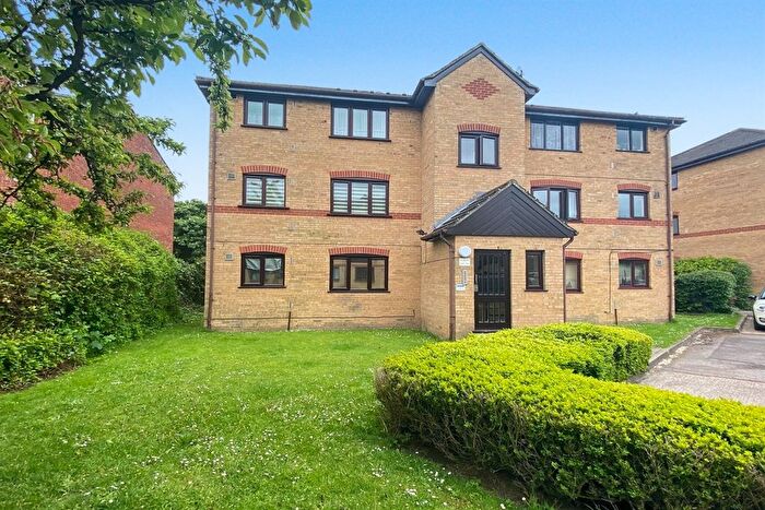 1 Bedroom Flat To Rent In Woodfield Close, Enfield, EN1