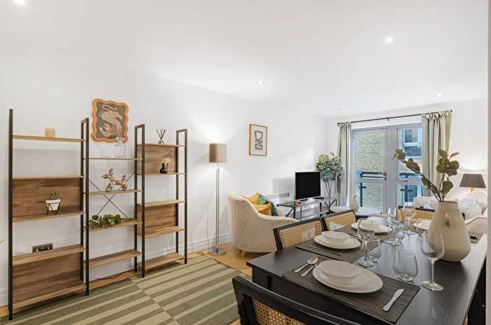2 Bedroom Flat To Rent In Hoxton Square, London, N1