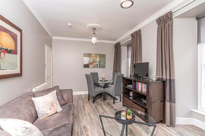 2 Bedroom Flat To Rent In West Nicolson Street, Edinburgh, EH8