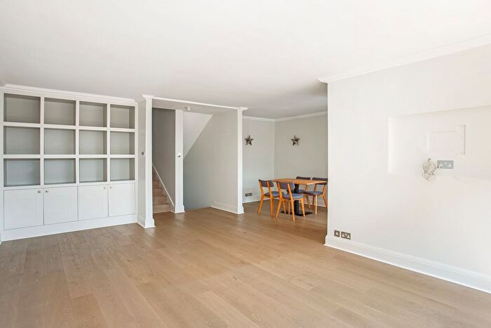 3 Bedroom Flat To Rent In Elystan Place, Chelsea, SW3
