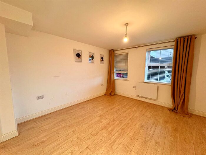 1 Bedroom Flat To Rent In The Approach, Rayleigh, SS6