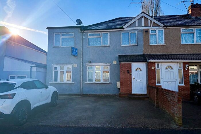 5 Bedroom Semi Detached House To Rent In Laburnum Road, Hayes, UB3