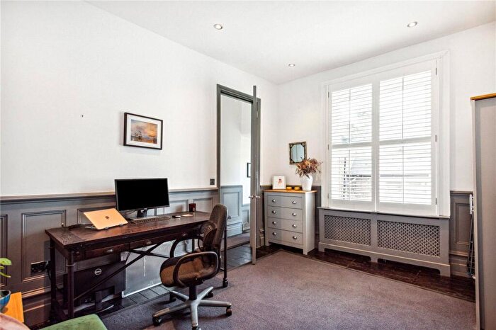 2 Bedroom Apartment For Sale In Thirsk Road, London, SW11