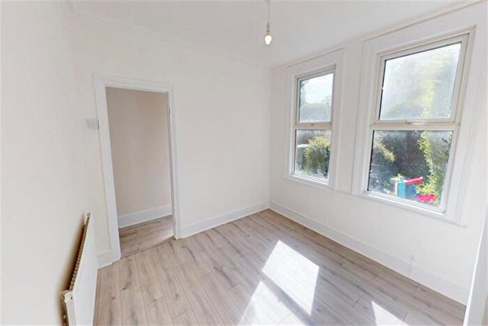 2 Bedroom Apartment To Rent In Winns Avenue, Walthamstow, E17