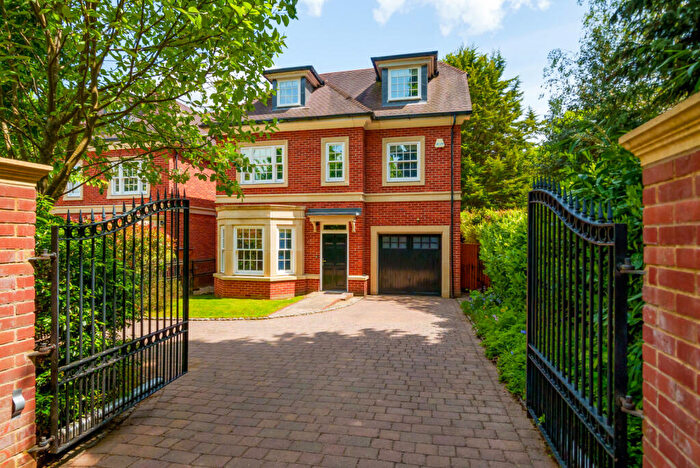 5 Bedroom Detached House For Sale In Cavendish Road, Weybridge, KT13