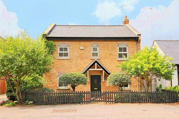 4 Bedroom Detached House To Rent In Cockfosters Road, Cockfosters, EN4