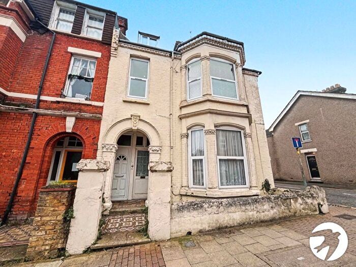 2 Bedroom Flat To Rent In Balmoral Road, Gillingham, Kent, ME7