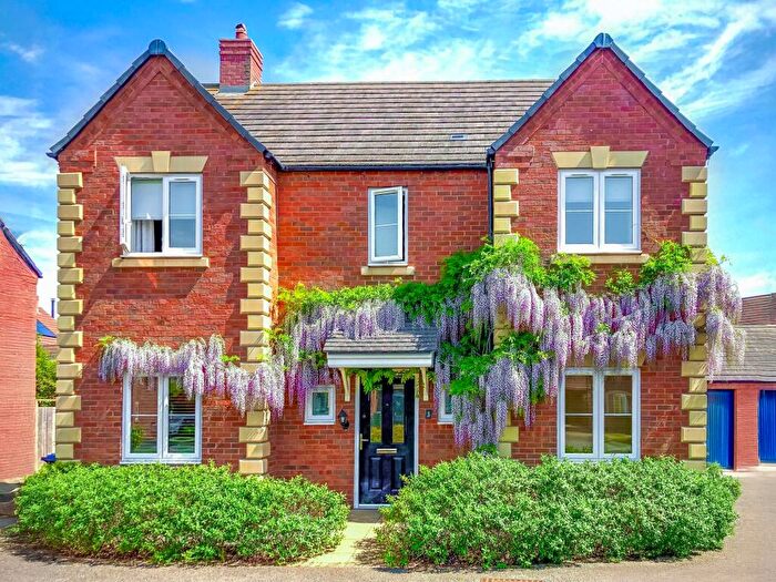 4 Bedroom Detached House For Sale In Maple Way, Wellesbourne, CV35
