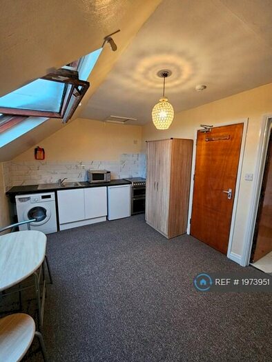 Studio To Rent In Belmont Road, London, N15