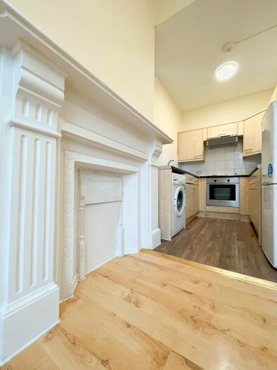 2 Bedroom Flat To Rent In Streatham High Road, London SW16