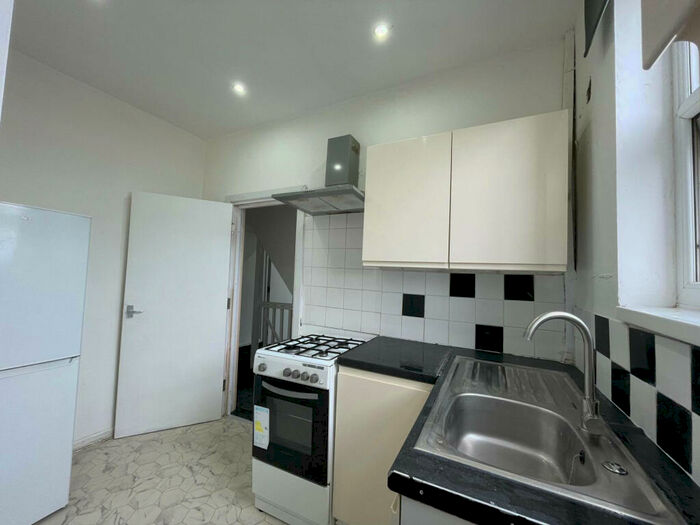 2 Bedroom Apartment To Rent In Leslie Terrace, Leeds, West Yorkshire, LS6
