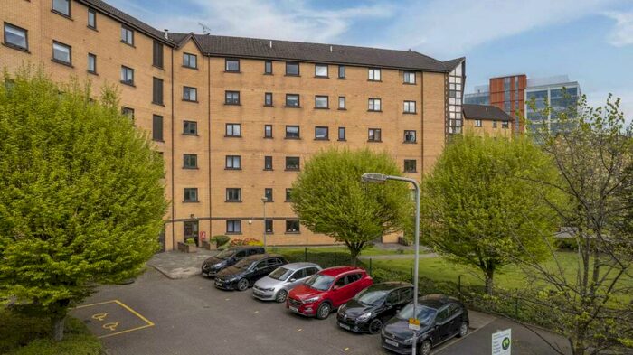 2 Bedroom Flat To Rent In Riverview Place, City Centre, G5