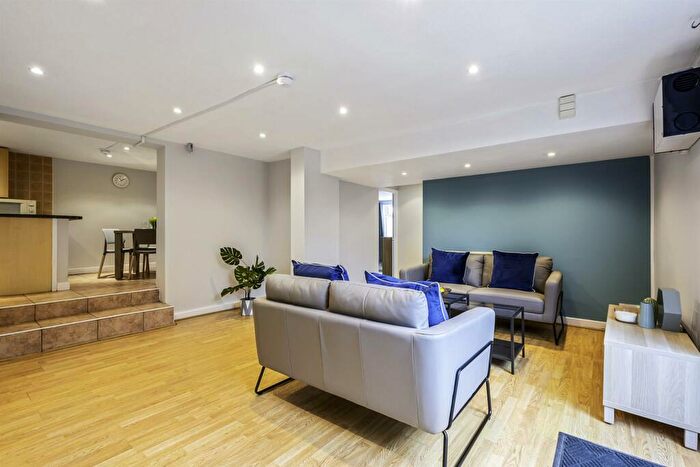 2 Bedroom Flat To Rent In Tinshill Road, Cookridge, LS16