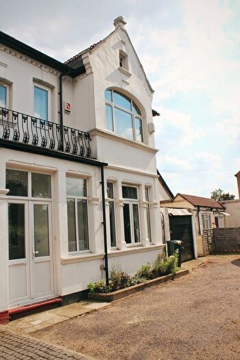 5 Bedroom Detached House To Rent In Streatham Road, Mitcham, CR4