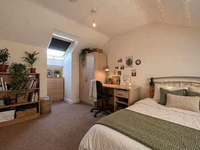 6 Bedroom House Of Multiple Occupation To Rent In Peveril Road, Nottingham, NG9