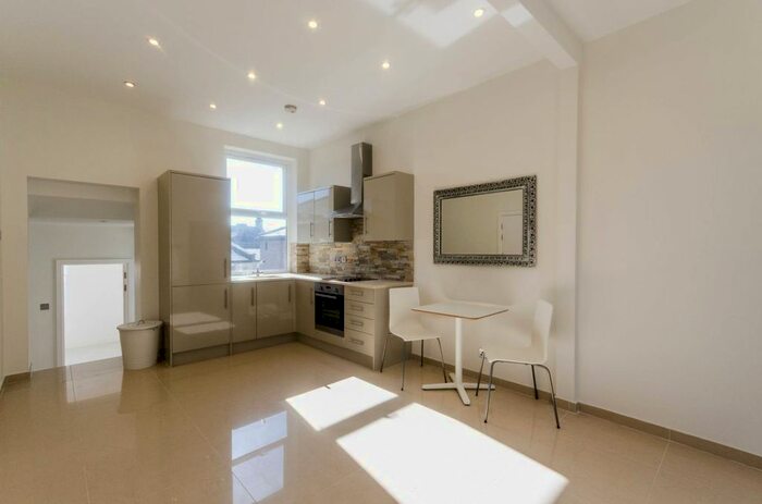 2 Bedroom Flat To Rent In Lea Bridge Road, Leyton, London, E10