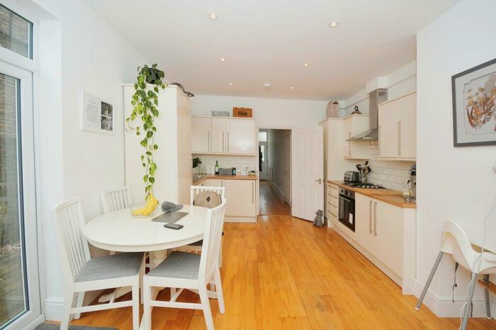 2 Bedroom Flat To Rent In Springbank Road, Hither Green, SE13